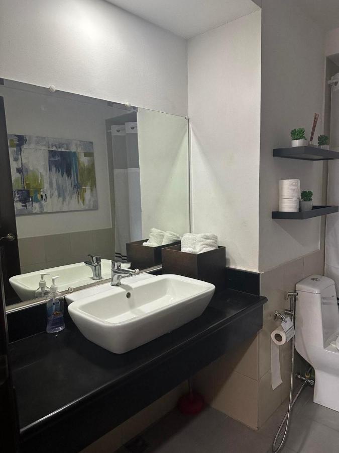 Suites De Marina Manila With Netflix Экстерьер фото
